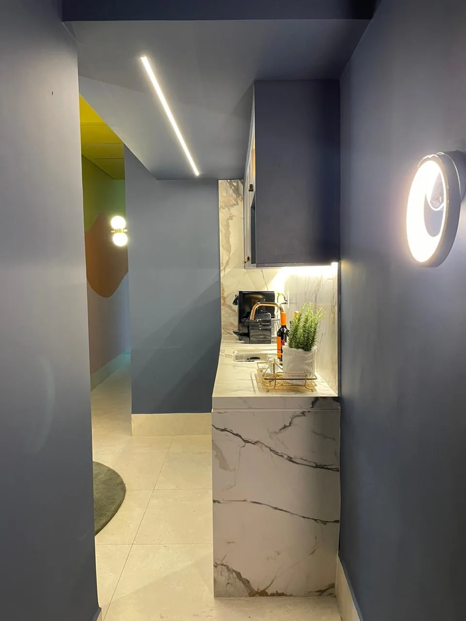 Lavabo com bancada e frontão em pedra de veios marcados