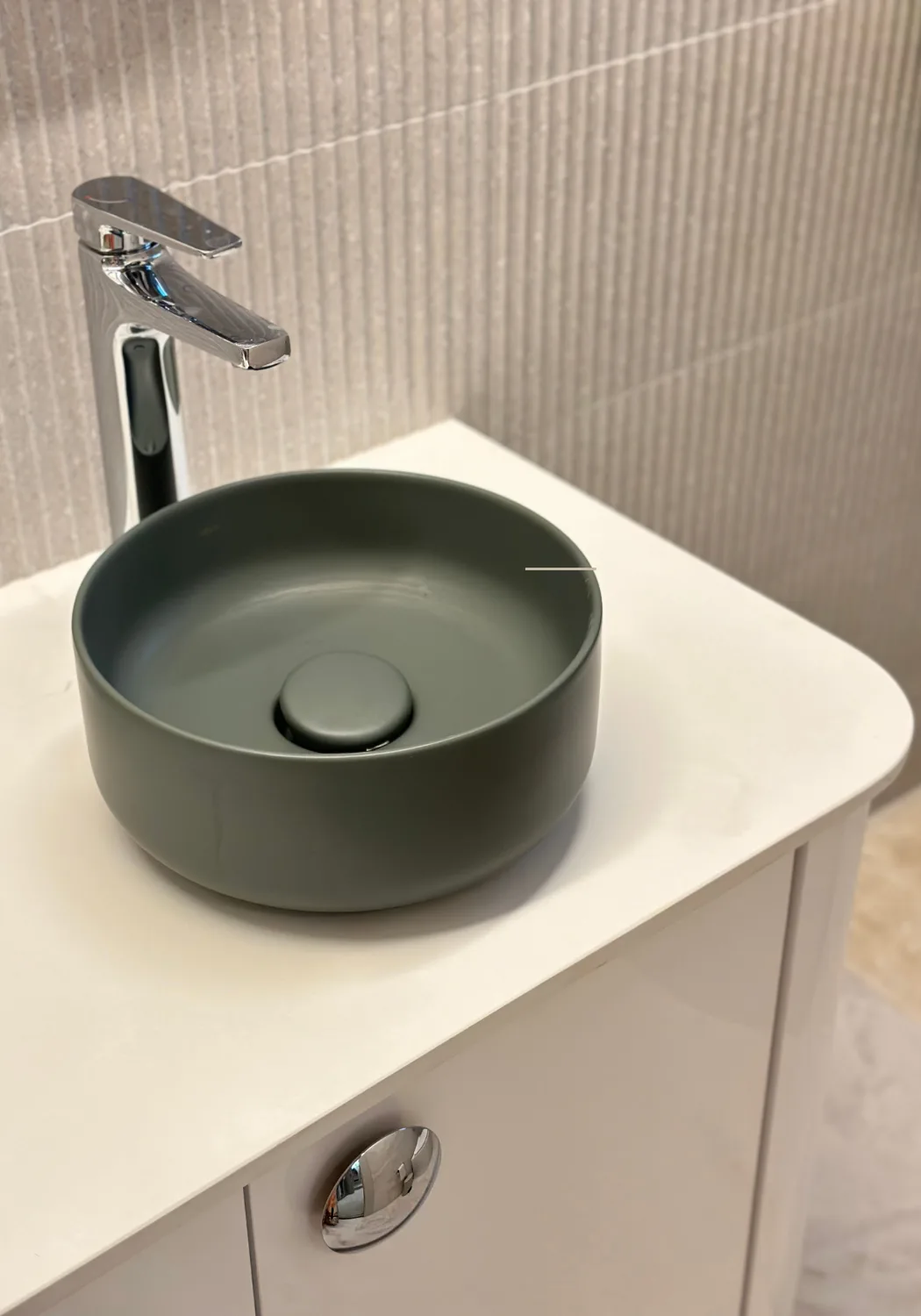 Banheiro com bancada em quartzo branco