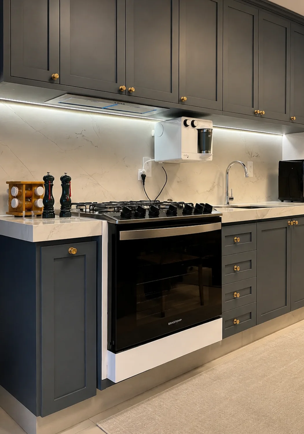 Cozinha clássica com bancada em quartzito Mont Blanc