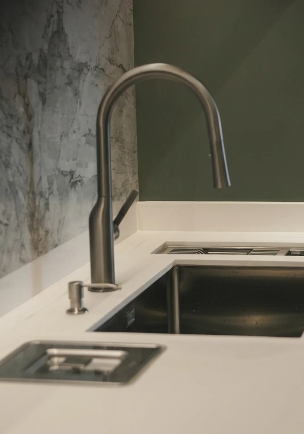 Cozinha contemporânea com bancada em quartzito Rafaello