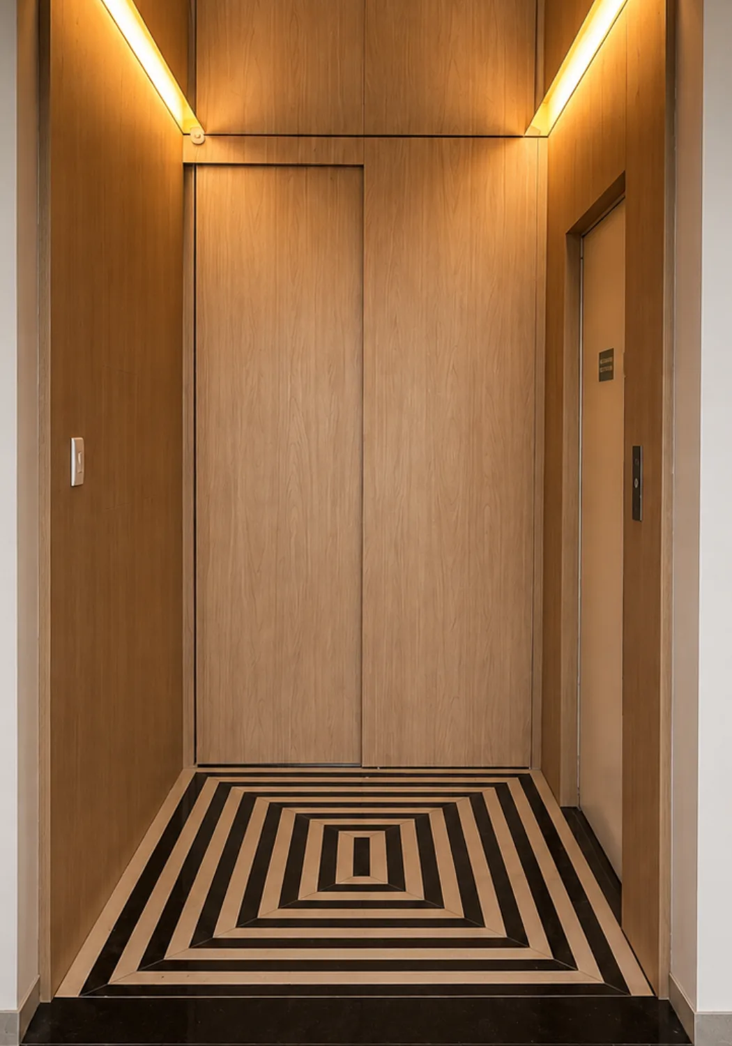 Hall de elevador em granito preto e quartzo branco