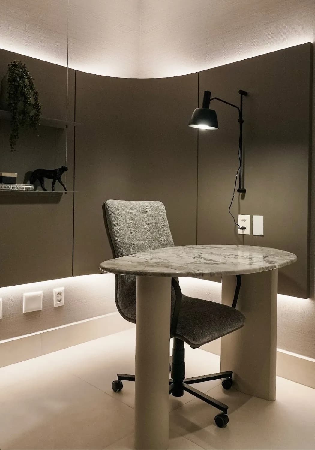 Home office com superfície em quartzito